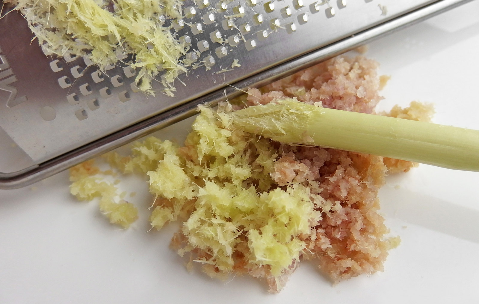 Citroengras raspen op een fijne microplane rasp.jpg