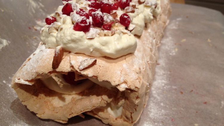 Meringuerol met frambozen en amandelen.jpg